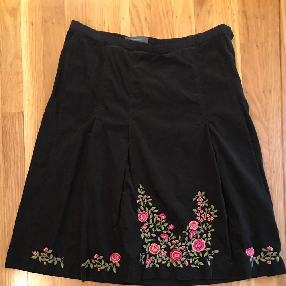 Floral embroidery brown skirt. Super cute!